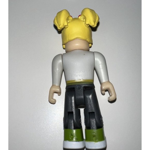 Roblox Celebrity Collection Series 3 Action Figure Stylz Salon VIP Stylist Code - Picture 3 of 4